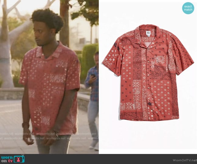 BDG Bandana Print Linen Shirt worn by Noah Koles (Echo Kellum) on Grand Crew