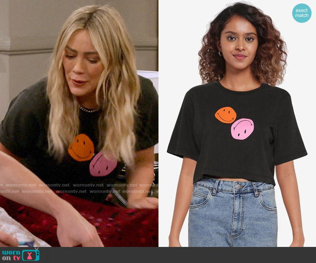 Cotton On Chop Fit Tee worn by Sophie (Hilary Duff) on How I Met Your Father