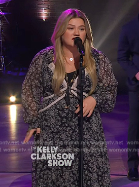WornOnTV: Kelly’s black printed v-neck dress on The Kelly Clarkson Show ...