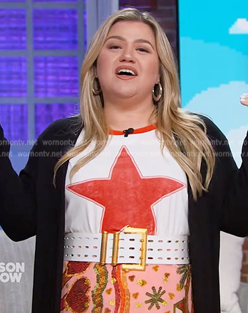 Kelly’s white star print tee and layered skirt on The Kelly Clarkson Show