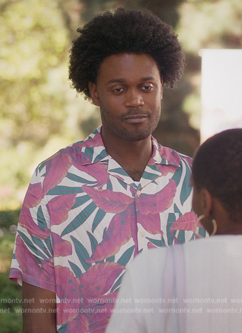 Noah's floral print shirt on Grand Crew