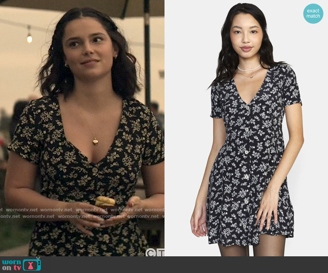 WornOnTV Sarah s Black Floral Dress On Superman And Lois Inde WornOnTV Sarah s Black Floral Dress On Superman And Lois Inde