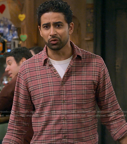 Sid's pink plaid shirt on How I Met Your Father