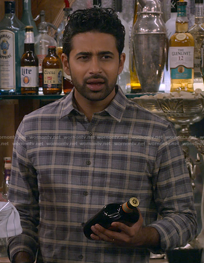 Sid's grey checked shirt on How I Met Your Father
