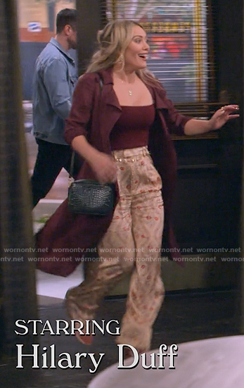 Sophie's printed pants on How I Met Your Father