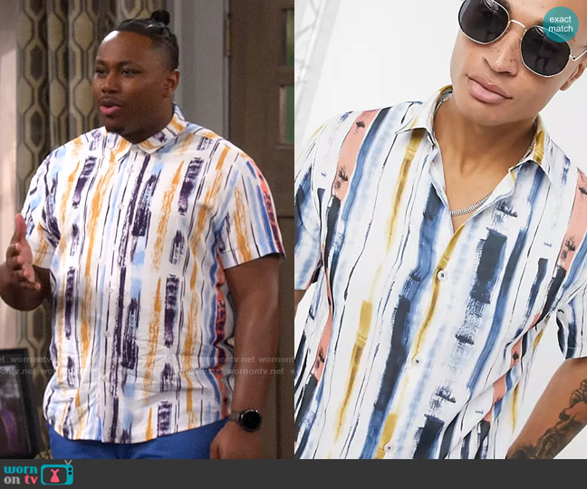 River Island Short sleeve shirt with stripe in white worn by Marty (Marcel Spears) on The Neighborhood