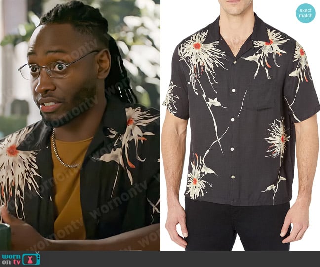 Chester’s black flower print shirt on The Flash