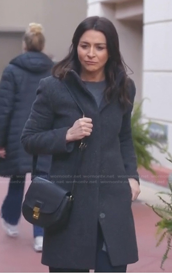 Amelia's black crossbody bag on Greys Anatomy