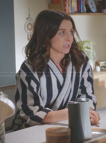 Amelia's navy striped bathrobe on Greys Anatomy