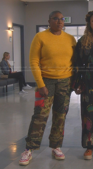Hen's yellow sweater and camo pants on 9-1-1