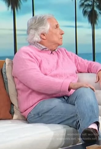 Henry Winkler’s pink cable knit sweater on Access Hollywood