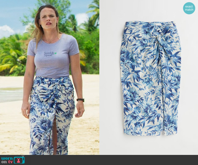 H&M Draped Linen Blend Skirt worn by Courtney Hobbs (Katie Leclerc) on Fantasy Island