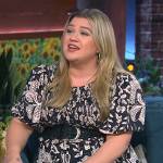 Kelly Clarkson’s black floral puff sleeve dress on E! News