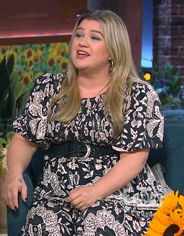 Kelly Clarkson’s black floral puff sleeve dress on E! News