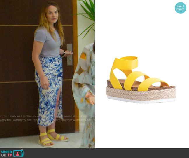 Steve Madden Kimmie Sandals worn by Courtney Hobbs (Katie Leclerc) on Fantasy Island