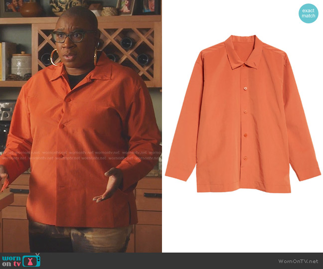 Homme Plisse Issey Miyake Packable Wrinkle Resistant Button-Up Shirt worn by Henrietta Wilson (Aisha Hinds) on 9-1-1