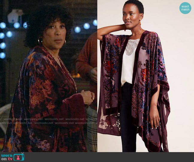 Anthropologie Florence Burnout Velvet Kimono worn by Cricket (Angela Gibbs) on Not Dead Yet