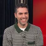 Danny Pellegrino’s green printed knit shirt on E! News