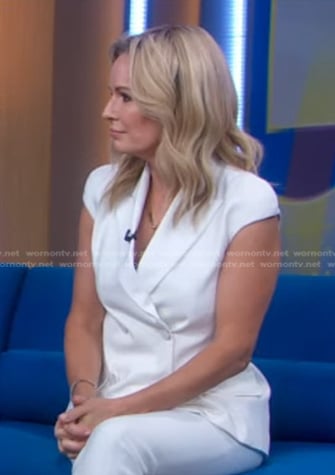 Jennifer’s white cap sleeve blazer on Good Morning America