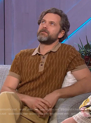 Joshua Jackson’s brown knit polo on The Kelly Clarkson Show