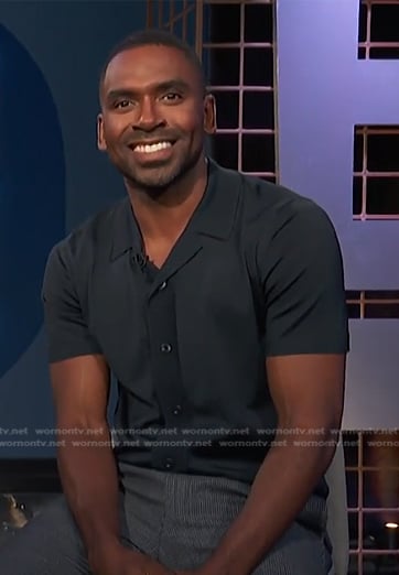 Justin’s navy short sleeve shirt and loafers on E! News