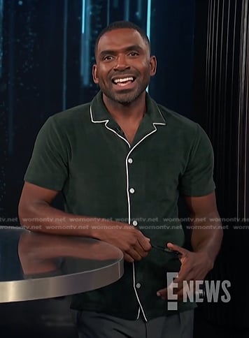 Justin’s dark green contrast trim shirt on E! News