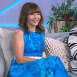 Mary Steenburgen’s blue floral print sleeveless dress on The Kelly Clarkson Show