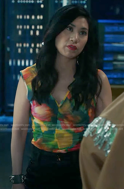 Mel's printed v-neck top and jeans on The Equalizer