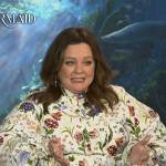 Melissa McCarthy’s white floral shirtdress on E! News