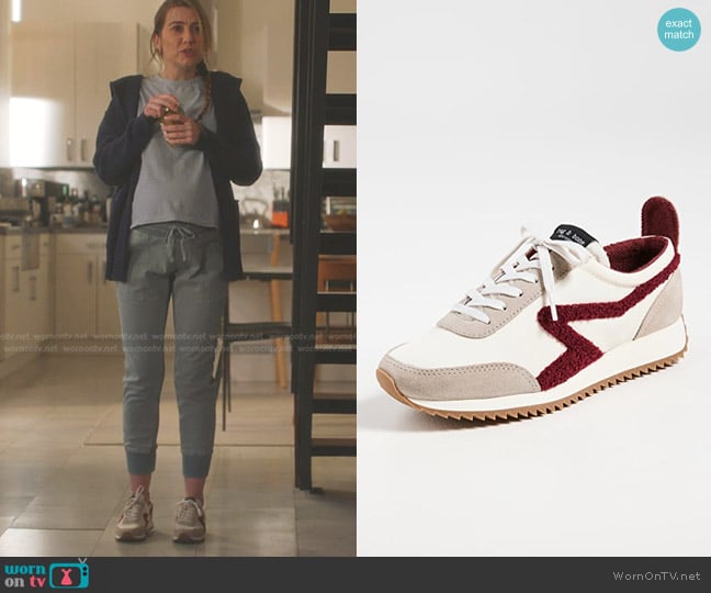 Rag & Bone Retro Runner Sneakers in Birch worn by Kameron (Chelsea Kane) on 9-1-1