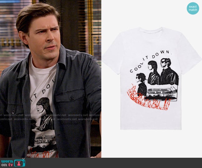 Hot Topic Yeah Yeah Yeahs Cool It Down T-Shirt worn by Jesse (Christopher Lowell) on How I Met Your Father