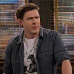 Jesse’s Yeah Yeah Yeahs t-shirt on How I Met Your Father