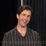 Josh Peck’s black striped shirt on E! News