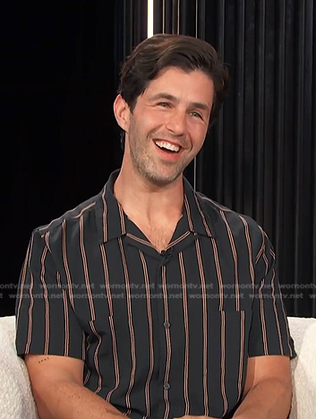 Josh Peck’s black striped shirt on E! News