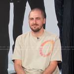 Kendall Schmidt’s beige print tee on E! News