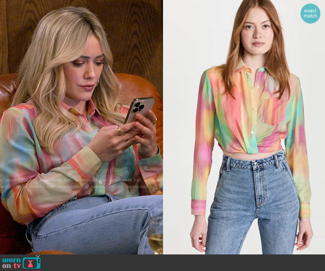 Le Superbe Sunset Tower Tuck Shirt worn by Sophie (Hilary Duff) on How I Met Your Father