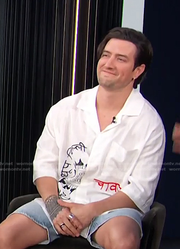 Logan Henderson’s white embroidered shirt on E! News