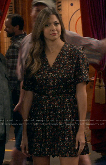 Pearl's floral v-neck mini dress on iCarly