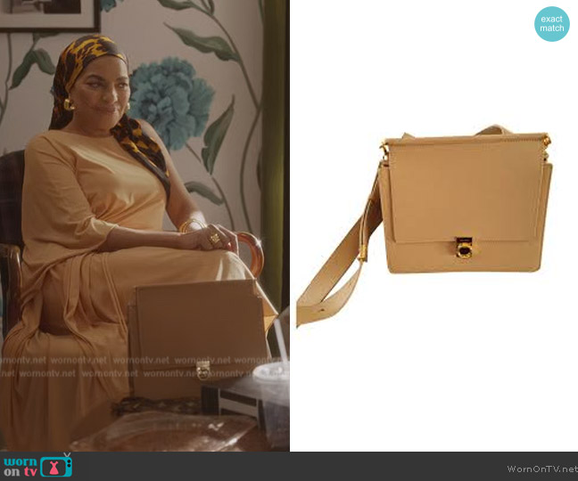 WornOnTV: Seema's beige leather handbag and face mask on And Just