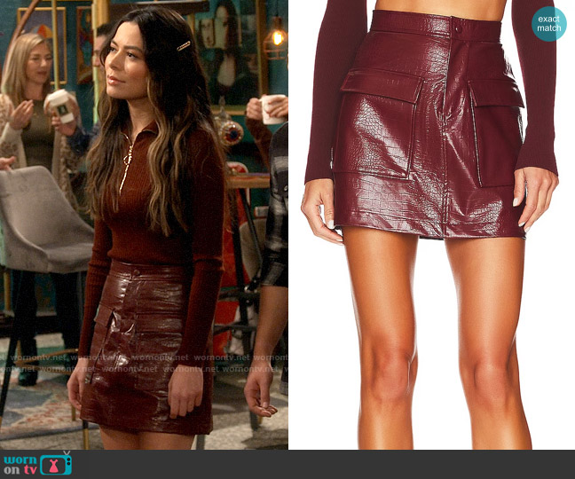 Steve Madden Devon Skirt in Cordovan worn by Carly Shay (Miranda Cosgrove) on iCarly