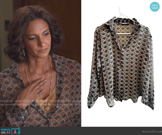 Zara Printed Blouse worn by Nalini Vishwakumar (Poorna Jagannathan) on Never Have I Ever