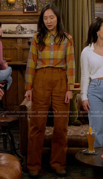 Ellen’s rust brown pleated pants on How I Met Your Father