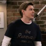 Jesse’s The Runaways t-shirt on How I Met Your Father