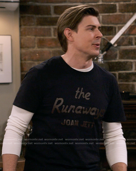 Jesse's The Runaways t-shirt on How I Met Your Father
