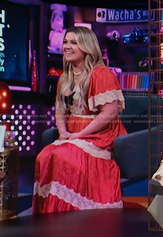 Kelly Clarkson’s pink lace trim maxi dress on E! News