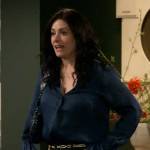 Lori’s navy blouse with pleated cuffs on How I Met Your Father