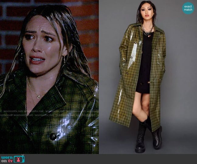 Nasty Gal Plaid Vinyl Double Breasted Mac worn by Sophie (Hilary Duff) on How I Met Your Father