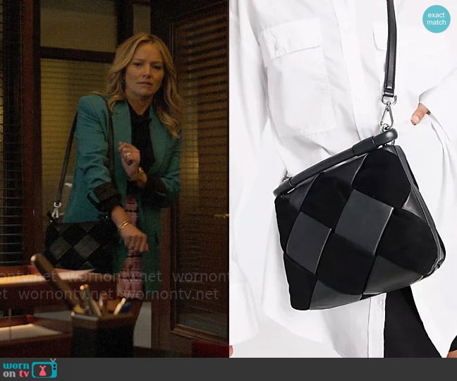 & Other Stories Leather and suede braided cross body bag in black worn by Lorna Crane (Becki Newton) on The Lincoln Lawyer