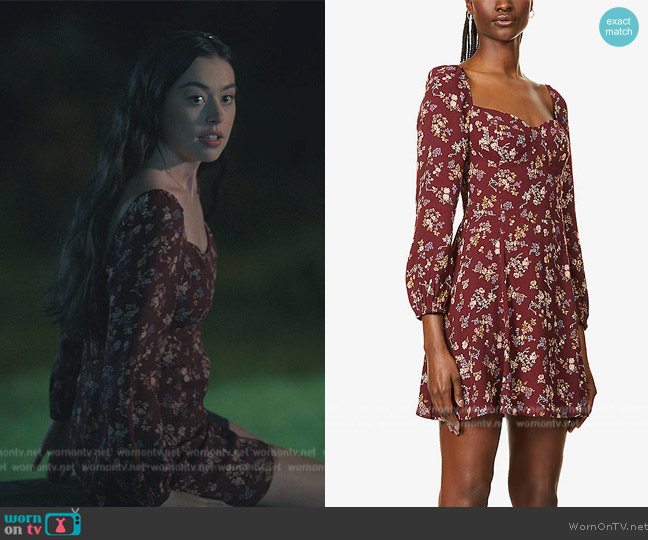 WornOnTV: Annie’s maroon floral print sweetheart dress on Sweet ...