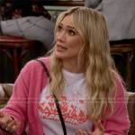 Sophie’s Marchin graphic tee and pink cardigan on How I Met Your Father